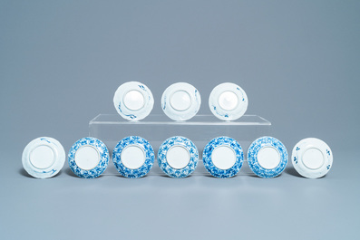 Een grote collectie Chinese blauw-witte koppen en schotels, Kangxi/Qianlong