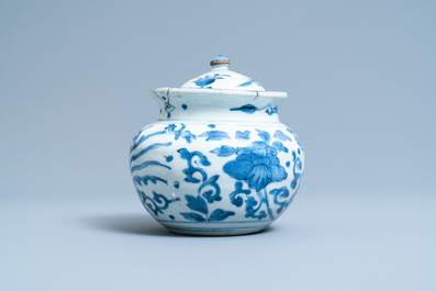 Un pot couvert en porcelaine de Chine en bleu et blanc &agrave; d&eacute;cor de ph&eacute;nix, Wanli