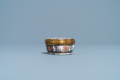 Une bo&icirc;te couverte en porcelaine de Chine famille rose &agrave; monture dor&eacute;e, Qianlong