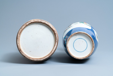 Een Chinese famille rose vaas en een famille verte vaas met poederblauwe fondkleur, 19e eeuw