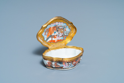 Une bo&icirc;te couverte en porcelaine de Chine famille rose &agrave; monture dor&eacute;e, Qianlong