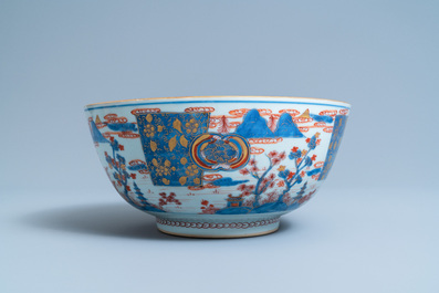 Une paire de bols en porcelaine de Chine de style Imari, Kangxi