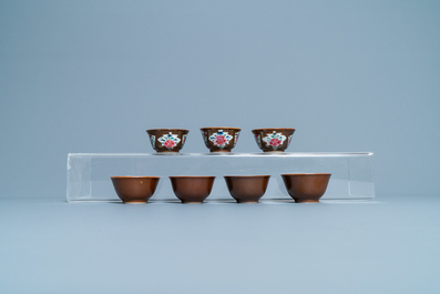 Seize tasses et soucoupes en porcelaine de Chine famille rose &agrave; fond brun capucin, Qianlong