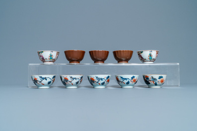 Een grote collectie Chinese blauw-witte koppen en schotels, Kangxi/Qianlong