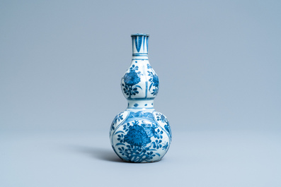 Een Chinese blauw-witte kalebasvaas met floraal decor, Wanli