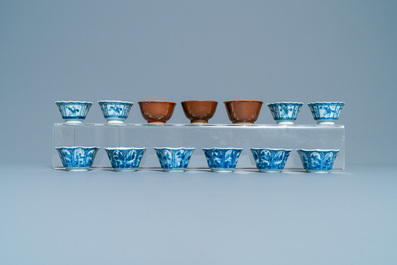 Een grote collectie Chinese blauw-witte koppen en schotels, Kangxi/Qianlong