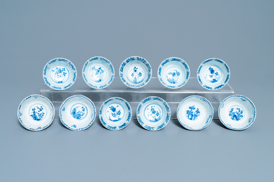 Een grote collectie Chinese blauw-witte koppen en schotels, Kangxi/Qianlong