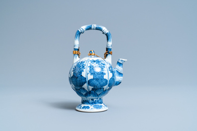 Une th&eacute;i&egrave;re couverte en porcelaine de Chine en bleu et blanc &agrave; monture dor&eacute;e, Kangxi