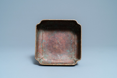 Een Chinese vierkante cloisonn&eacute; kom, Ming