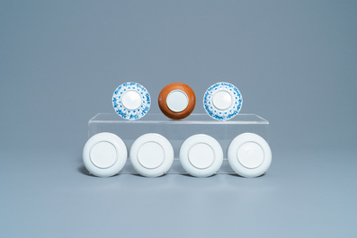 Een grote collectie Chinese blauw-witte koppen en schotels, Kangxi/Qianlong