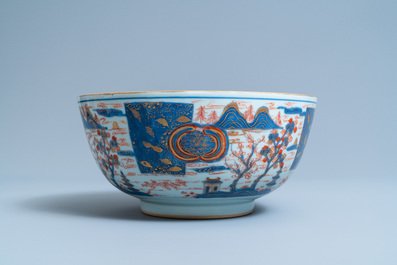 Une paire de bols en porcelaine de Chine de style Imari, Kangxi