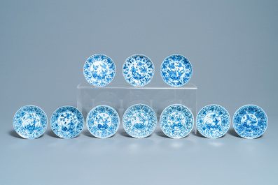 Een grote collectie Chinese blauw-witte koppen en schotels, Kangxi/Qianlong
