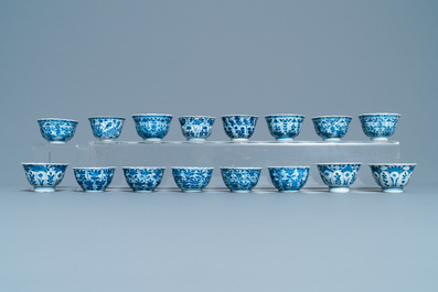 Een grote collectie Chinese blauw-witte koppen en schotels, Kangxi/Qianlong