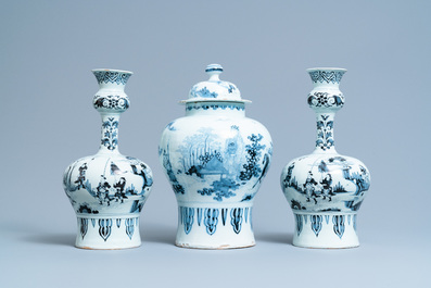 Een driedelig blauw-wit Delfts kaststel met chinoiserie decor, 17/18e eeuw