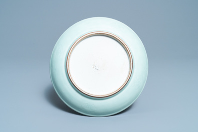 Un plat en porcelaine de Chine c&eacute;ladon monochrome &agrave; d&eacute;cor incis&eacute;, Qianlong