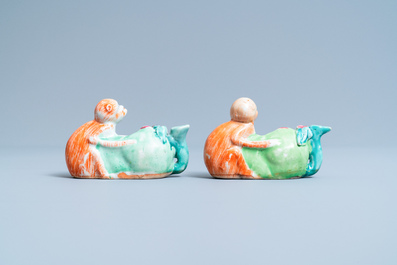 Een paar Chinese famille rose waterdruppelaars in de vorm van een aap bij een perzik, 19e eeuw