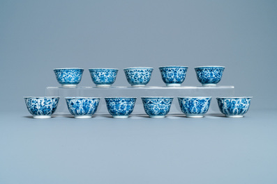Een grote collectie Chinese blauw-witte koppen en schotels, Kangxi/Qianlong