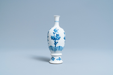 Un vase en porcelaine de Chine en bleu et blanc &agrave; d&eacute;cor floral, Kangxi