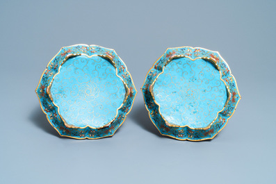 Een paar Chinese bloemvormige cloisonn&eacute; schotels, Qianlong