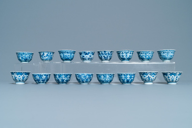 Een grote collectie Chinese blauw-witte koppen en schotels, Kangxi/Qianlong