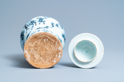 Een driedelig blauw-wit Delfts kaststel met chinoiserie decor, 17/18e eeuw
