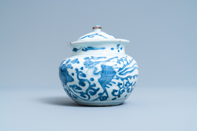 Un pot couvert en porcelaine de Chine en bleu et blanc &agrave; d&eacute;cor de ph&eacute;nix, Wanli