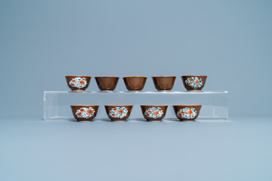 Seize tasses et soucoupes en porcelaine de Chine famille rose &agrave; fond brun capucin, Qianlong