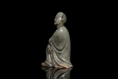 A Chinese Shoushan soapstone figure of a seated man, 18/19th C.