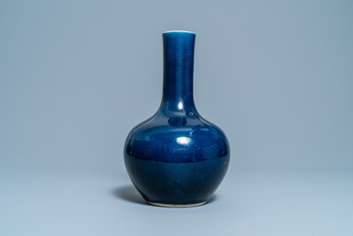 Un vase de forme bouteille en porcelaine de Chine bleu monochrome, marque et &eacute;poque de Qianlong