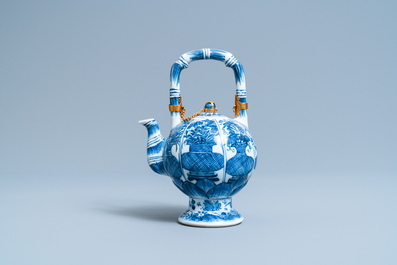 Une th&eacute;i&egrave;re couverte en porcelaine de Chine en bleu et blanc &agrave; monture dor&eacute;e, Kangxi
