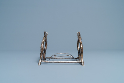 Une th&eacute;i&egrave;re sur support en argent, marque de Luen Wo, Shanghai, Chine, 19&egrave;me