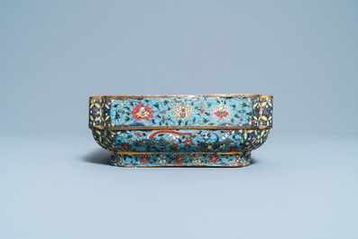 Een Chinese vierkante cloisonn&eacute; kom, Ming