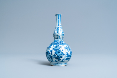 A Chinese blue and white double gourd vase with floral design, Wanli