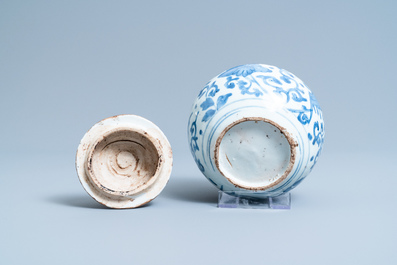 Un pot couvert en porcelaine de Chine en bleu et blanc &agrave; d&eacute;cor de ph&eacute;nix, Wanli