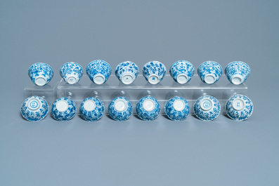 Een grote collectie Chinese blauw-witte koppen en schotels, Kangxi/Qianlong