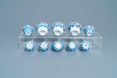 Een grote collectie Chinese blauw-witte koppen en schotels, Kangxi/Qianlong