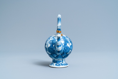 Une th&eacute;i&egrave;re couverte en porcelaine de Chine en bleu et blanc &agrave; monture dor&eacute;e, Kangxi