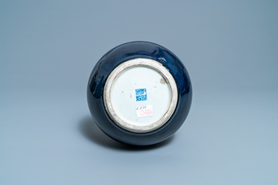 Un vase de forme bouteille en porcelaine de Chine bleu monochrome, marque et &eacute;poque de Qianlong
