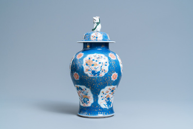 Un vase couvert en porcelaine de Chine &agrave; fond bleu poudr&eacute;, Kangxi