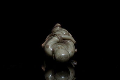 A Chinese Shoushan soapstone figure of a seated man, 18/19th C.