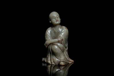 A Chinese Shoushan soapstone figure of a seated man, 18/19th C.