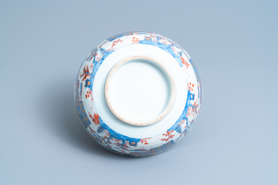 Une paire de bols en porcelaine de Chine de style Imari, Kangxi