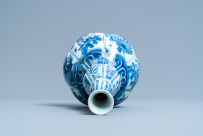 A Chinese blue and white double gourd vase with floral design, Wanli