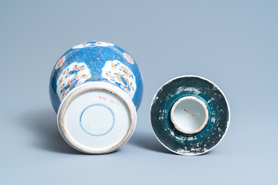 Un vase couvert en porcelaine de Chine &agrave; fond bleu poudr&eacute;, Kangxi