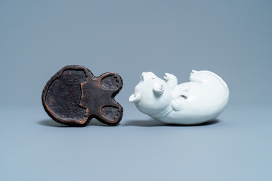 Un mod&egrave;le d'un chat en porcelaine blanc de Chine de Dehua sur socle en bois, 19&egrave;me