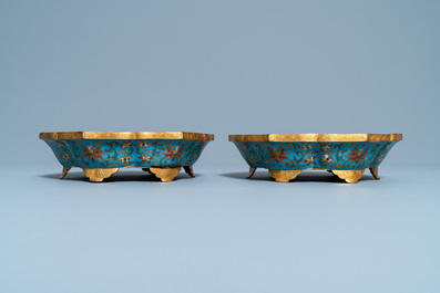 Een paar Chinese bloemvormige cloisonn&eacute; schotels, Qianlong