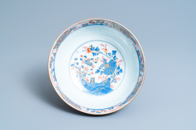 Une paire de bols en porcelaine de Chine de style Imari, Kangxi