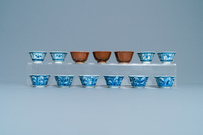 Een grote collectie Chinese blauw-witte koppen en schotels, Kangxi/Qianlong