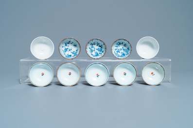 Een grote collectie Chinese blauw-witte koppen en schotels, Kangxi/Qianlong