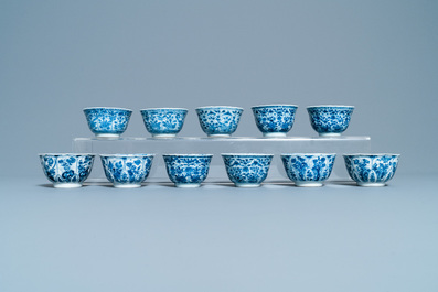 Een grote collectie Chinese blauw-witte koppen en schotels, Kangxi/Qianlong